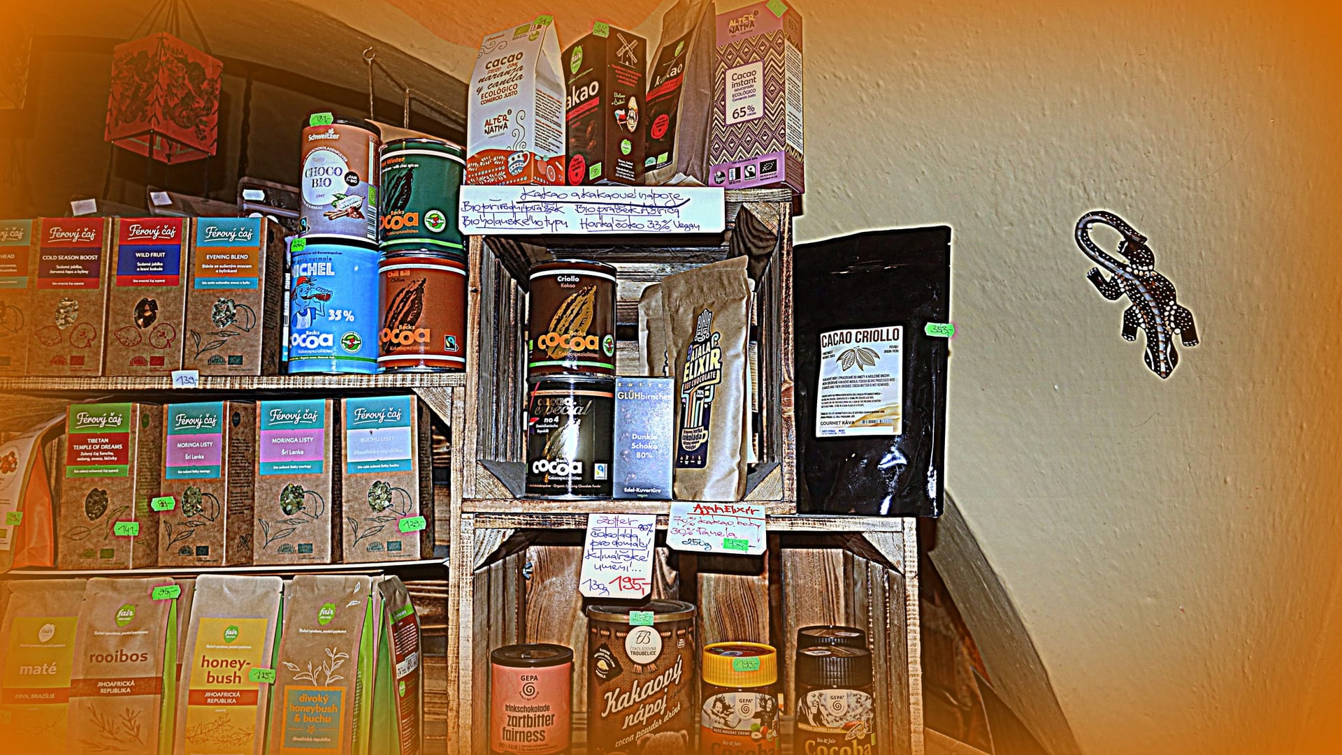 Police s fair‑trade produkty v Čajovně U zámku